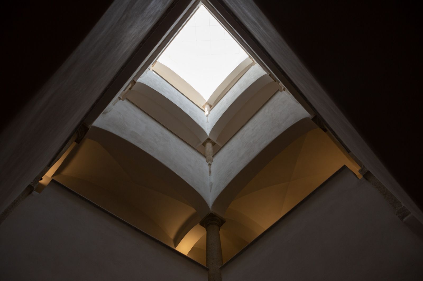 atrium se skleným zastřešením